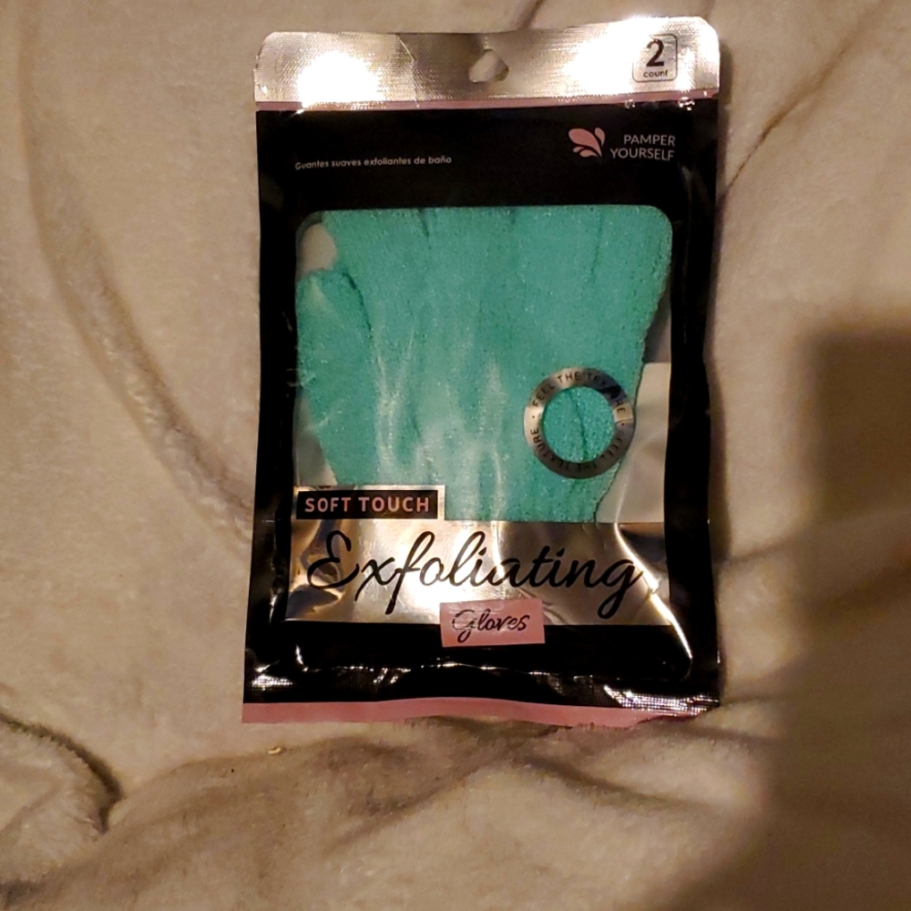 Soft touch exfoliating glove